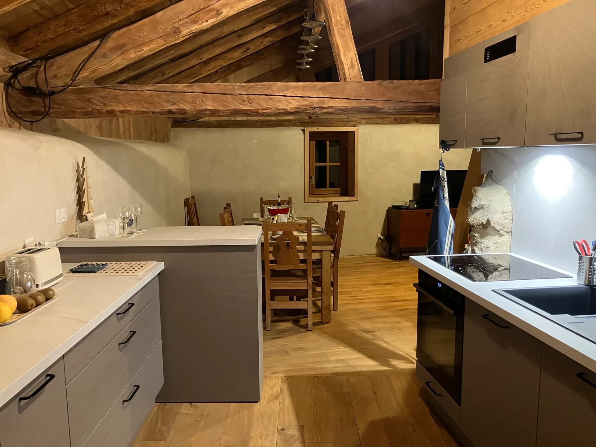 Cuisine équipée avec îlot central, bois et électroménager intégré