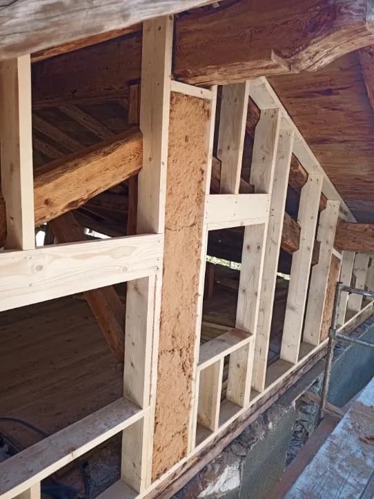 Escalier en bois brut avec garde-corps métallique dans chalet