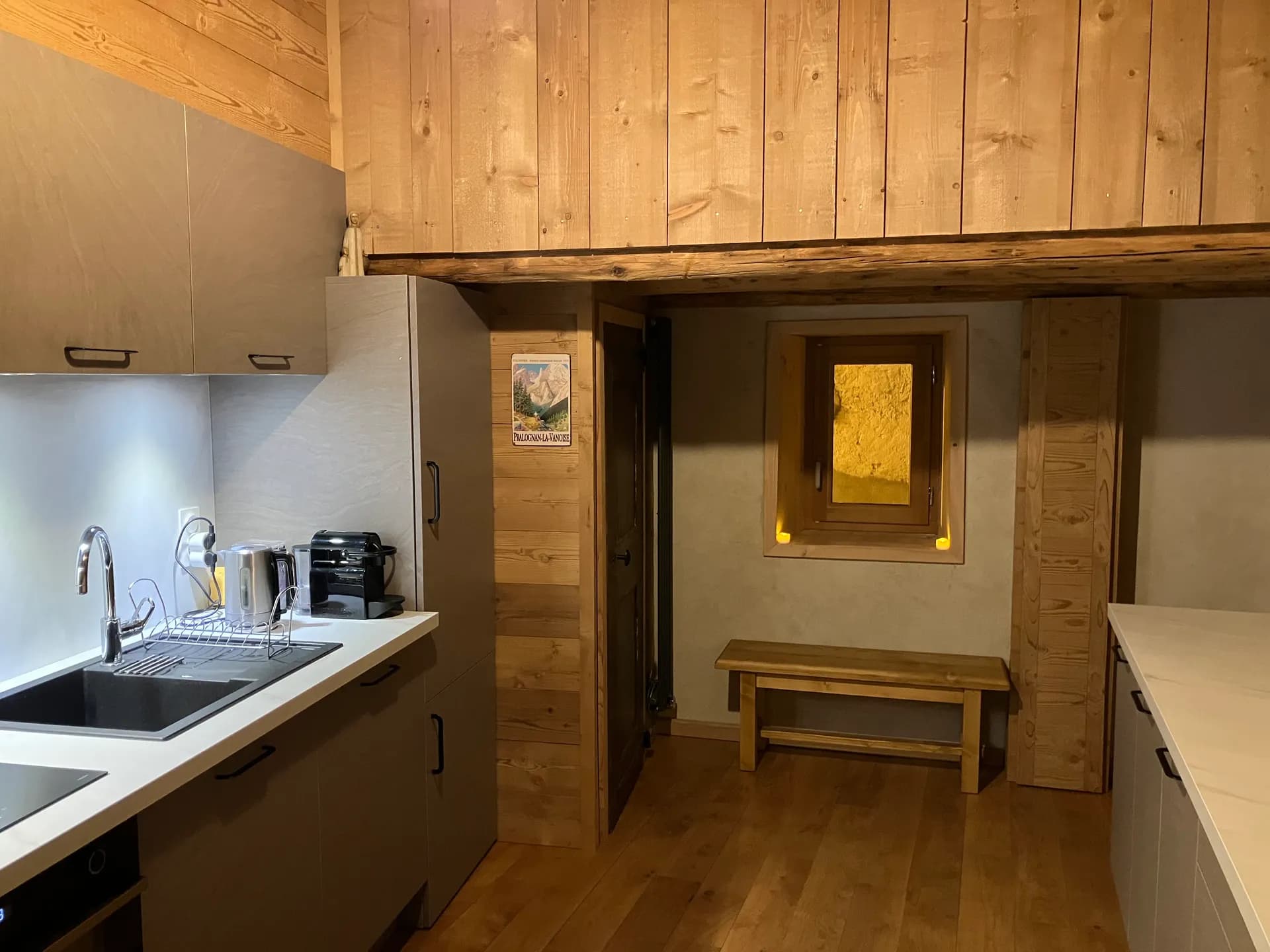 Cuisine équipée avec table en bois et vaisselier
