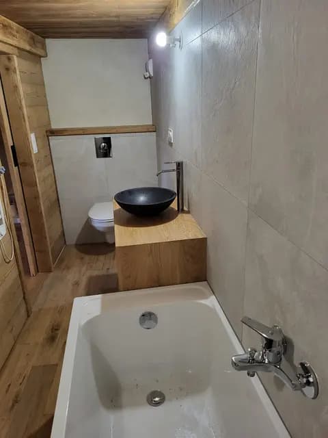 Salle de bain avec baignoire, lavabo et miroir