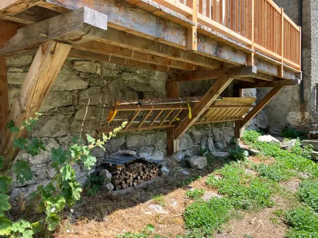 Escalier en bois et pierres menant à l'entrée du chalet