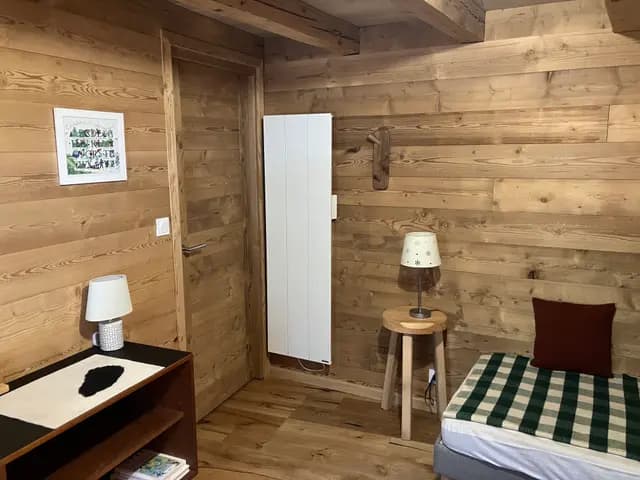 Salle de bain avec baignoire, meuble vasque et miroir dans chalet