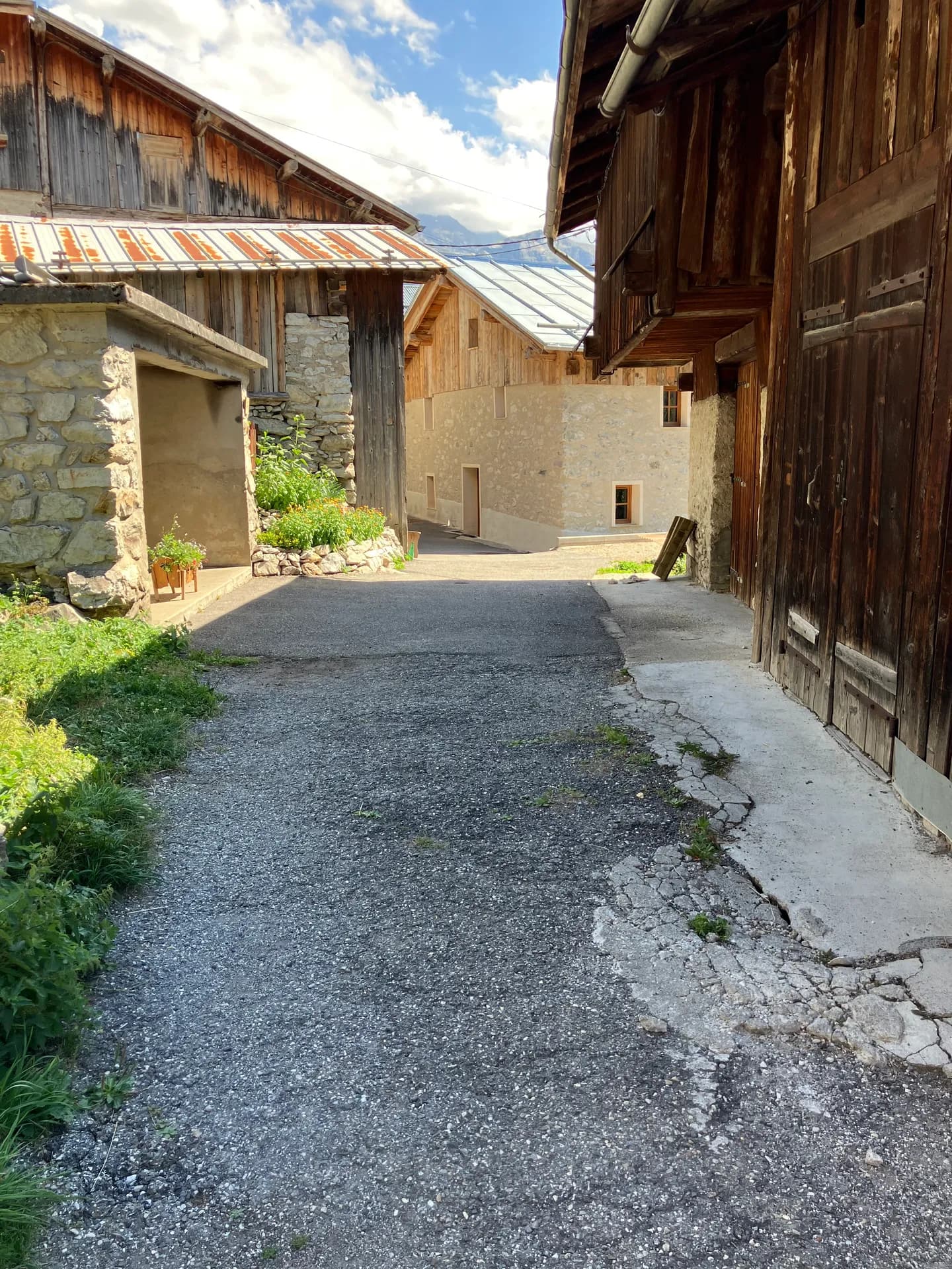 Chemin en gravier bordé de chalets en bois