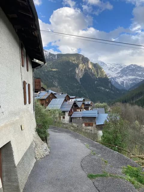 Village de montagne en Savoie depuis une terrasse