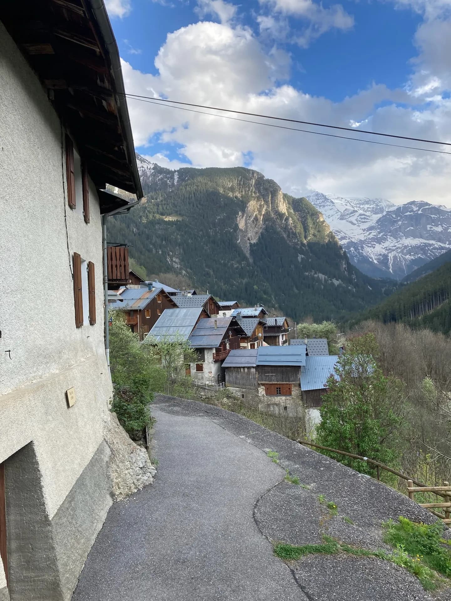 Village de montagne en Savoie depuis une terrasse