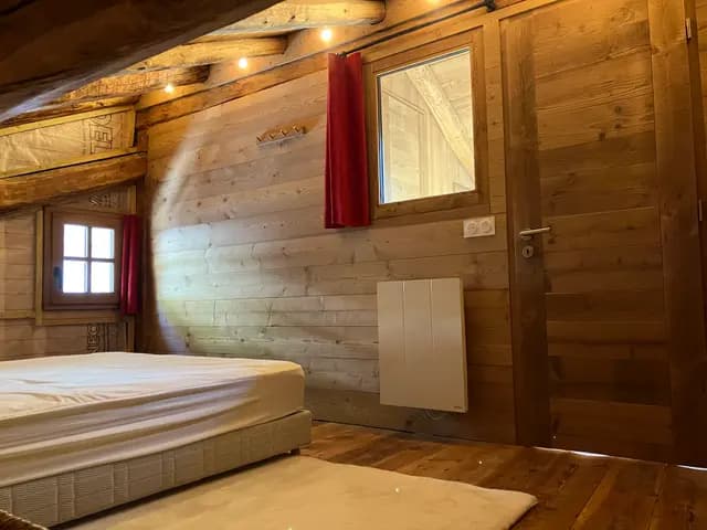Lit double sous mezzanine en bois clair, rangements intégrés