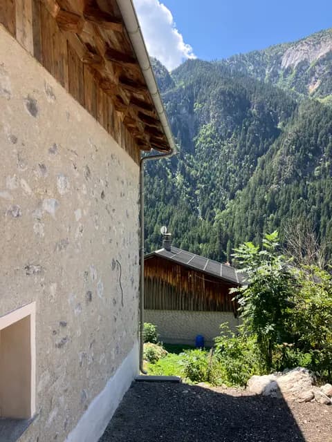 Toit d'abri de jardin en bois sous chaîne de montagnes