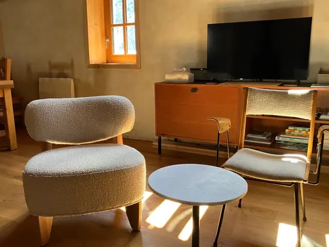 Salle à manger avec table ronde, chaises et buffet en bois clair