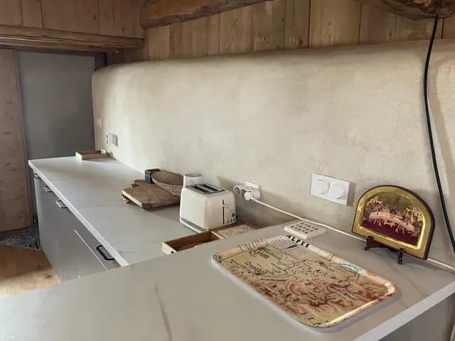 Cuisine équipée avec four encastré et plan de travail en bois
